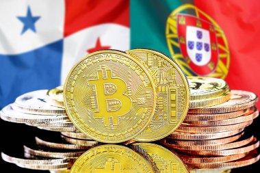 Panama ve Portekiz 'deki kripto para birimi ve engelleme teknolojisi yatırımcıları için konsept. Panama ve Portekiz bayrağının arka planında Bitcoin 'ler.