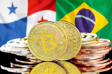 Panama ve Brezilya 'daki kripto para birimi ve engelleme teknolojisi yatırımcıları için konsept. Panama ve Brezilya bayrağının arka planında Bitcoin 'ler.