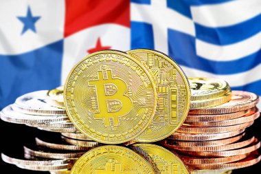 Panama ve Yunanistan 'daki kripto para birimi ve engelleme teknolojisi yatırımcıları için kavram. Panama ve Yunanistan bayrağının arka planında Bitcoin 'ler.