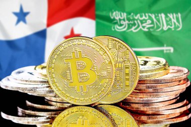 Panama ve Suudi Arabistan 'daki kripto para birimi ve engelleme teknolojisi yatırımcıları için kavram. Panama ve Suudi Arabistan bayrağının arka planında Bitcoin 'ler.