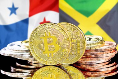 Panama ve Jamaika 'daki kripto para birimi ve engelleme teknolojisi yatırımcıları için konsept. Panama ve Jamaika bayrağının arka planında Bitcoin 'ler.