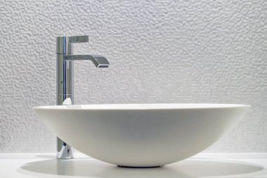 Modern tasarımlı banyo iç lavabo. Banyo lavabo ve musluk iç