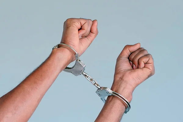 Συνελήφθη Αφρικανός Χειροπέδες Κρατούμενος Συλληφθείς Τρομοκράτης Κοντινό Πλάνο Χεριών Χειροπέδες — Φωτογραφία Αρχείου