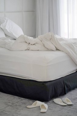 Oteldeki kırışık yatak. Bitmemiş ya da dağınık yatağın komik gecelerden sonraki yakın çekimi, yeni evli çiftin seksi. Otel odasında kirli yatak..