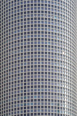 Modern şehrin ön cephesinin camlı gri kare pencereleri gökdelen inşa ediyor. Yeni mahalledeki modern apartmanlar. Bir binanın pencereleri, dokusu.                            