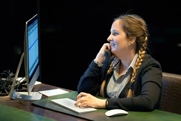 Портрет Офисного Работника Секретаря Менеджера Отвечающего Телефонные Звонки Разговаривающего Клиентами — стоковое фото