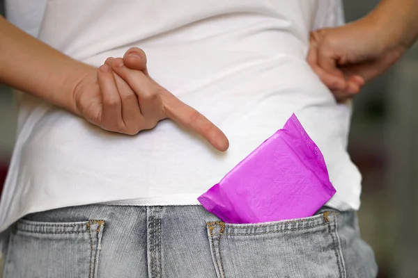 Kobieta Wskazuje Palcem Menstruację Kieszeni Dżinsów Damska Podkładka Higieniczna Kieszeni — Zdjęcie stockowe