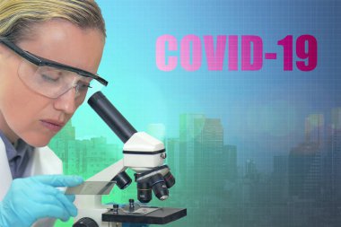 Kadın bilim adamı mikroskop için bir test sürgüsü tutuyor. Tıbbi teknoloji ve ilaç araştırma konsepti. Ülkelerde tıbbi koronavirüs pandemik yardım kavramı. COVIN-19 pankartı.