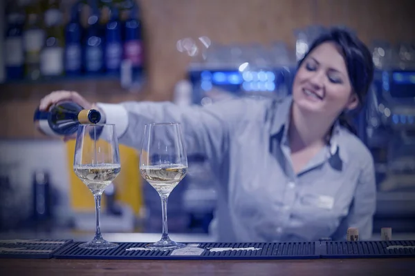 Barista Sorridente Versa Vino Bianco Bicchiere Una Bottiglia Scaffali Con — Foto Stock