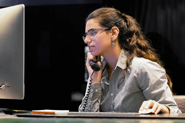 Retrato Trabalhador Escritório Gerente Mulher Secretária Atender Telefonemas Conversar Com — Fotografia de Stock