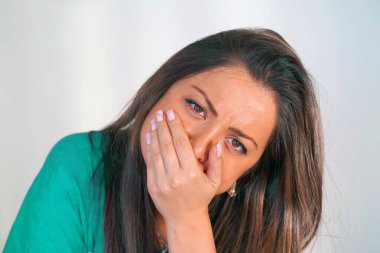 Yüzündeki korku ve umutsuzluk duygusu. Bir kızın endişe verici umutsuzluğu. Şok olmuş yüz ifadesi olan bir kadın..