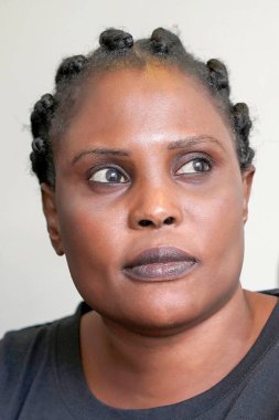 Profildeki üzgün Afrikalı kadının yüzü yukarı bakıyor. Korku ve umutsuzluk hissi. Afrikalı bir kadının portresi. Kostüm.