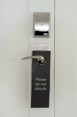 Otel odasının kapısında 