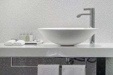 Modern beyaz lavabo musluklu. Lüks otellerde modern tasarımla banyo içi lavabo..