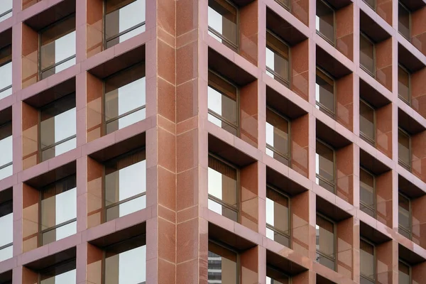 ファサード近代的な都市ビジネスビル超高層ビルのガラスの赤い正方形の窓 新しい近所のモダンなアパートの建物 建物の窓 — ストック写真