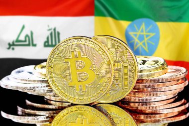 Irak ve Etiyopya 'daki kripto para birimi ve engelleme teknolojisi yatırımcıları için kavram. Irak ve Etiyopya bayrağının arka planında Bitcoin 'ler.