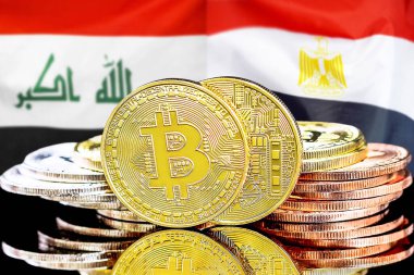Irak ve Mısır 'daki kripto para birimi ve engelleme teknolojisi yatırımcıları için kavram. Irak ve Mısır bayrağının arka planında bitmadeni paralar.