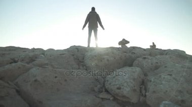 Adam kollarını ile çöl Dağ kenarında ayakta açık