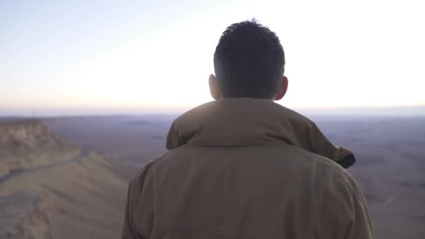 Homem olhando para o horizonte durante a madrugada do deserto — Vídeo de Stock