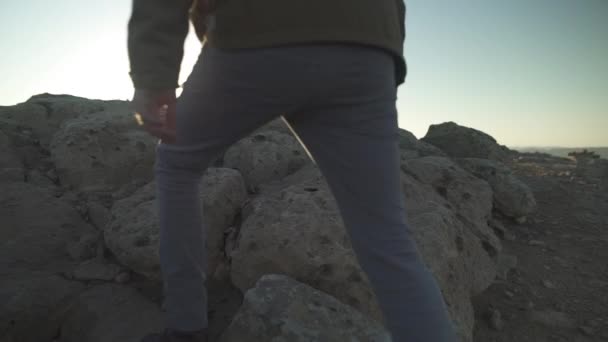 Hombre escalando rocas para alcanzar cumbre de montaña del desierto — Vídeos de Stock