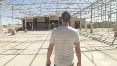 Terk edilmiş bir inşaat yürüyen adam