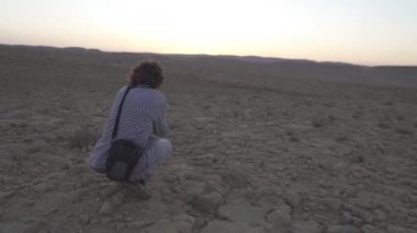 Genç fotoğrafçı bir fotoğrafı çeker ve ayağa kalkar da tıpış