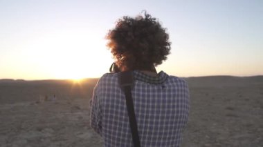 Genç fotoğrafçı fotoğraf çölde alır.