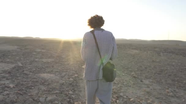 Fotograf amator face o fotografie a soarelui deșertului — Videoclip de stoc