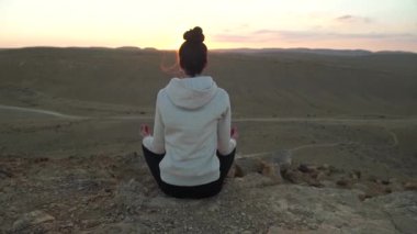 Çöl dağın tepesinde Meditasyon yaparken kız