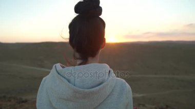 Issız bir dağın tepesinde meditasyon ve gevşeme yaparak kız