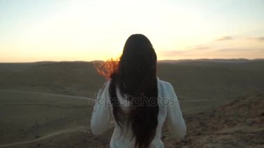 Genç kadın onu hedefe ulaşan bir çöl'nde Günbatımı - onun silah kaldırma