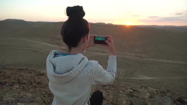 Dospívající s fotografii pohled s její mobil v poušti — Stock video