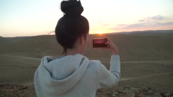 Mädchen macht ein Foto von der Wüste mit ihrem Handy — Stockvideo
