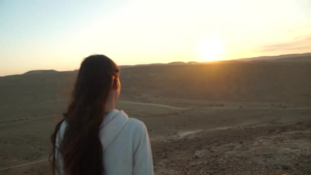 Νεαρή γυναίκα που φθάνει στην κορυφή ενός βουνού και να αυξήσει τα χέρια — Αρχείο Βίντεο
