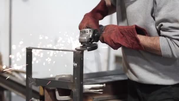 Zeitlupenaufnahme von Metall, das mit einem Werkzeug geschliffen wird — Stockvideo