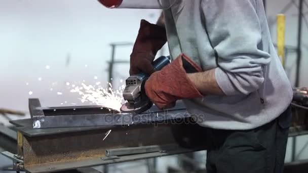 Hombre utiliza herramienta de disco para moler metal en su taller — Vídeos de Stock