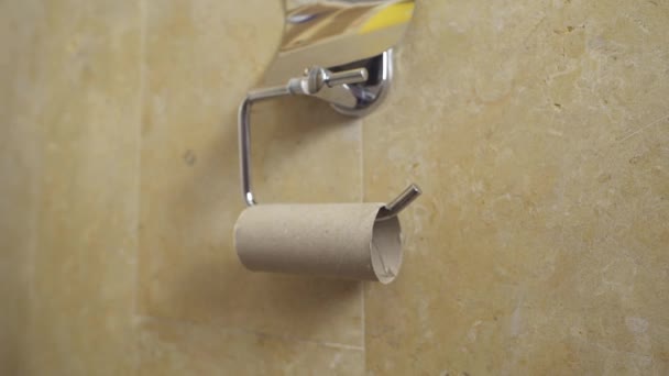 Рука достает туалетную бумагу и обнаруживает, что бумаги не осталось. — стоковое видео