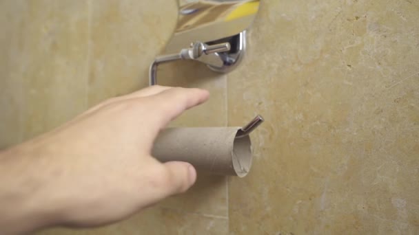 Мужчина злится, что в ванной не осталось туалетной бумаги — стоковое видео
