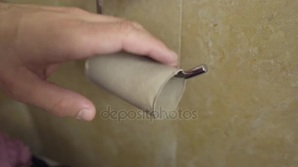 Ο άνθρωπος θέλει χαρτί τουαλέτας, αλλά υπάρχει κανένας δεν μένει — Αρχείο Βίντεο
