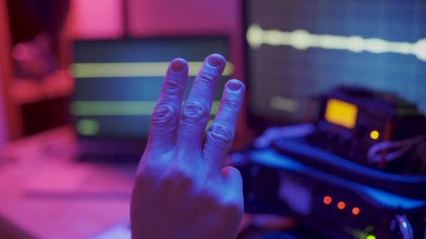 Řídící Místnost Ruční Odpočítávání Tří Jedné Zvukové Přístroje Mixéry Studiu — Stock video