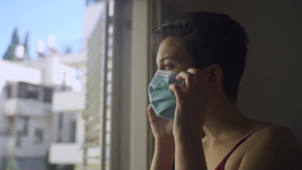 Kadın Pencerenin Yanındaki Maskesini Çıkarıyor Temiz Hava Soluyor Yakın Çekim — Stok video