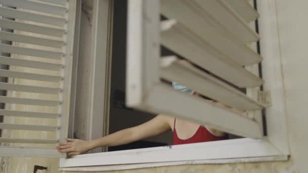 Ung Kvinna Trycker Upp Ett Fönster För Att Andas Frisk — Stockvideo