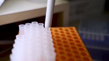 Ölçülen miktarda sıvıyı aktarmak için kullanılan bir laboratuvar pipeti.