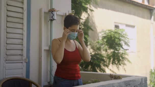 Женщина Стоит Балконе Снимает Маску Дышать Свежим Воздухом — стоковое видео