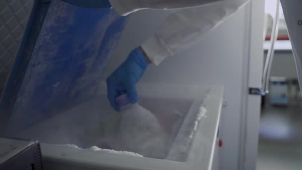 Científico Pone Una Botella Prueba Congelada Dentro Menos 80C Refrigerador — Vídeo de stock