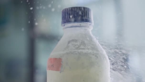 Nahaufnahme Von Eis Das Aus Einem Gefrorenen Laborcontainer Weggeblasen Wird — Stockvideo
