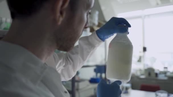 Mladý Vědec Nebo Chemik Pozoruje Zamrzlou Laboratorní Nádobu Rukavicemi — Stock video