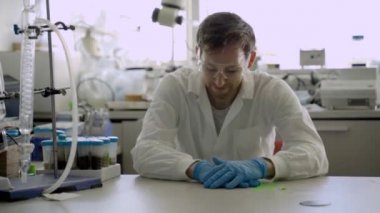 Bir deneyin sonuçlarından hayal kırıklığına uğramış ve hüsrana uğramış bir öğrenci ya da araştırmacı.