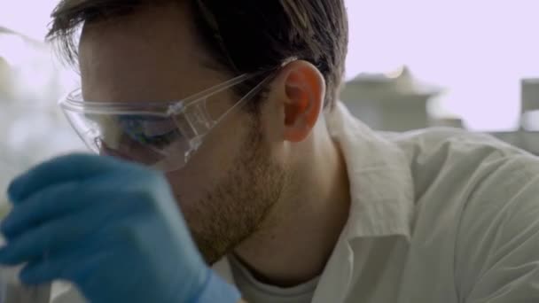 Biotechnologický Vědec Kontrolující Různé Vzorky Zkumavek Chemické Laboratoři — Stock video