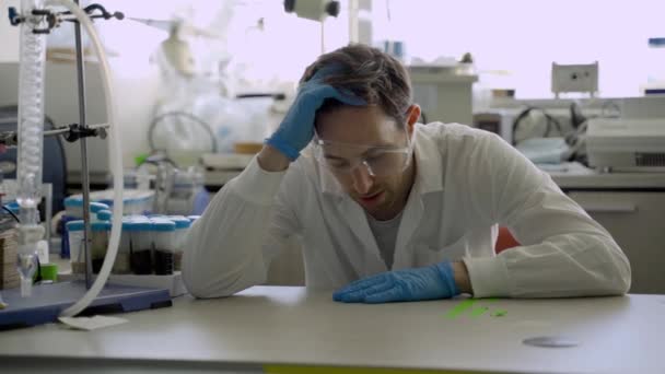 Student Lub Młody Naukowiec Jest Zmęczony Wyczerpany Siedząc Laboratorium — Wideo stockowe